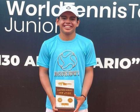 Bolivian Santiago Lora, double champion at the Arequipa Open tennis