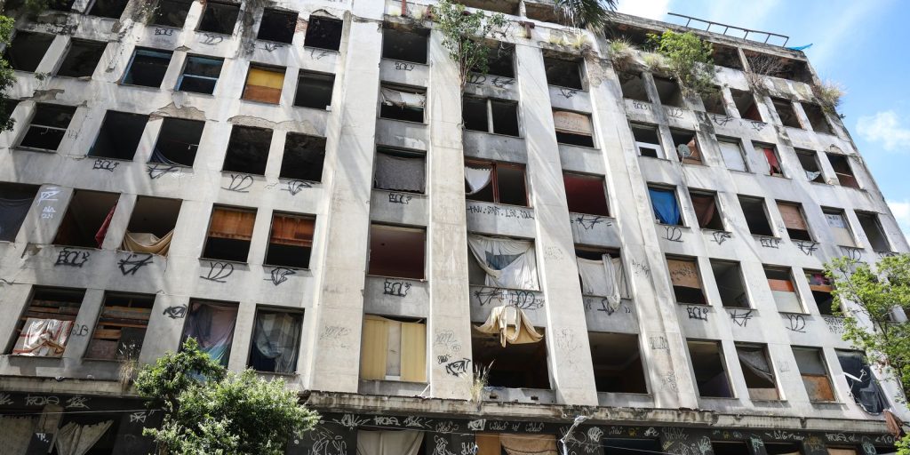 Building where more than 100 families live is vacated in Rio