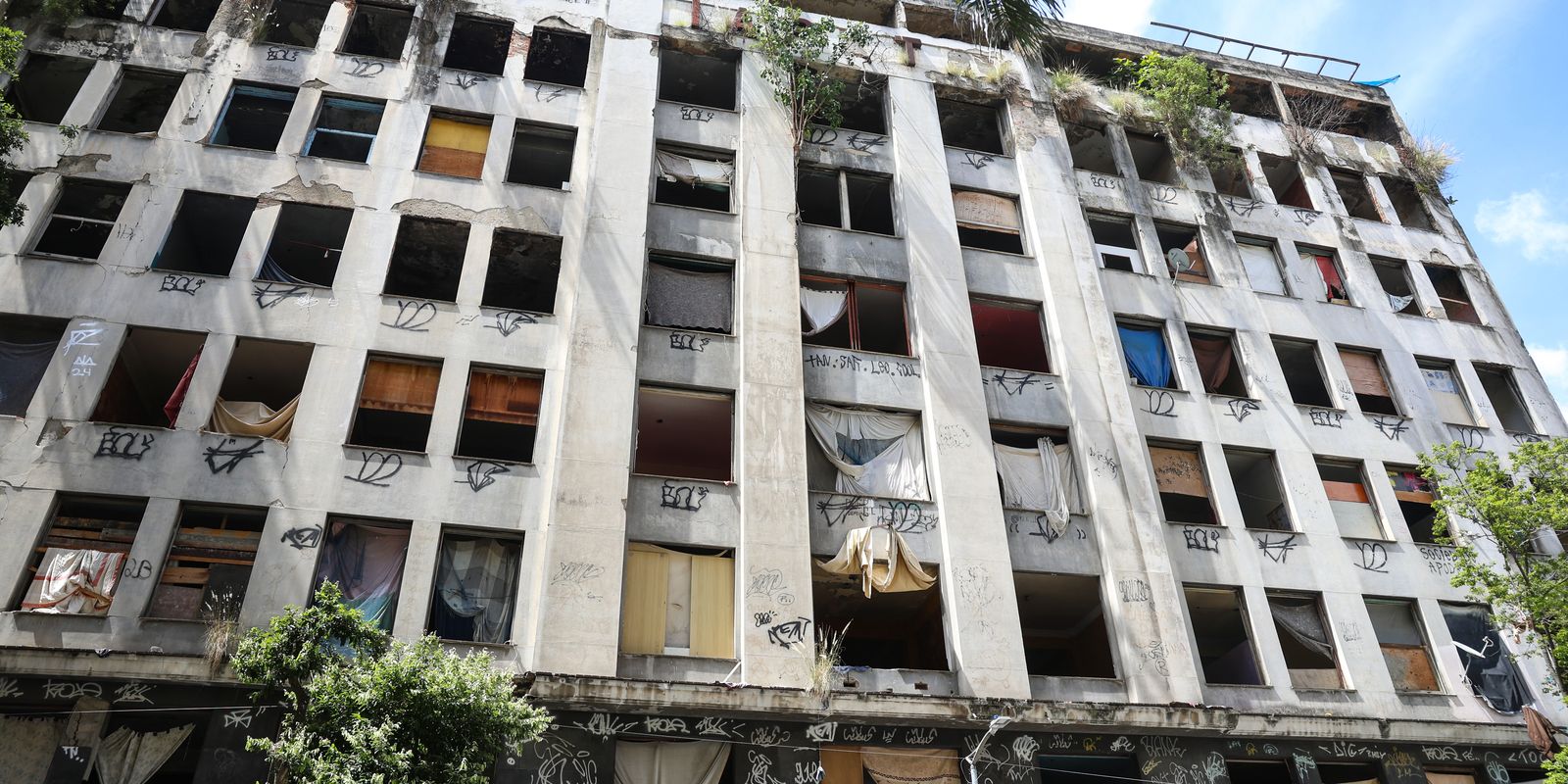 Building where more than 100 families live is vacated in Rio