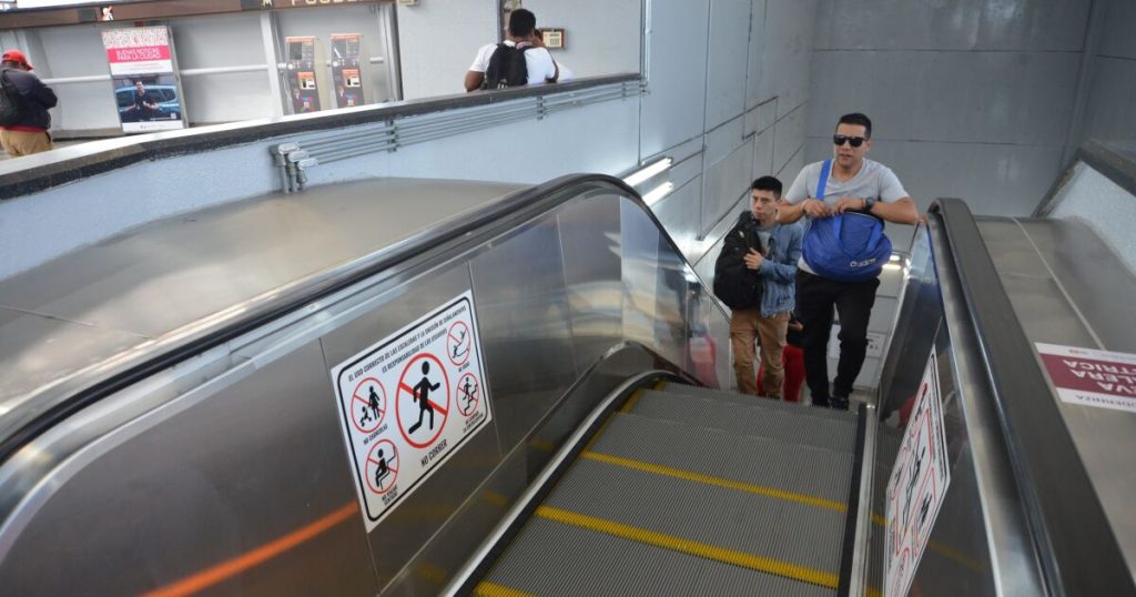 CDMX Metro escalators break down... Because of urine!