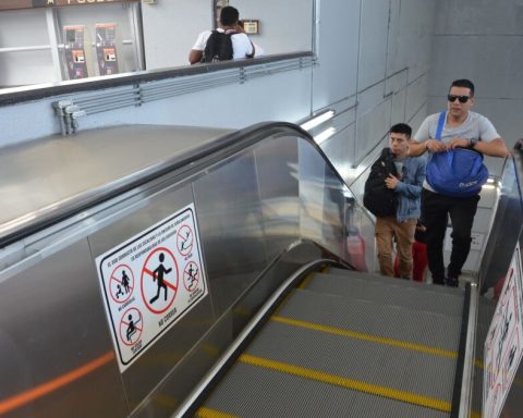 CDMX Metro escalators break down... Because of urine!