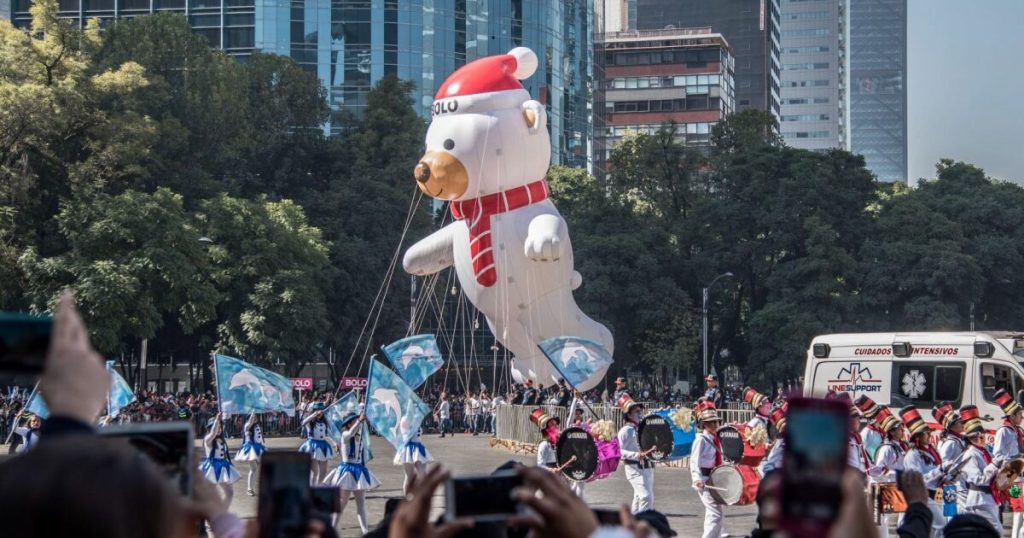 #CMDX | Christmas parade brings together more than 200,000 spectators in Reforma