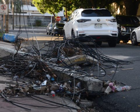 Cables en calles de Gascue amenazan vida peatones