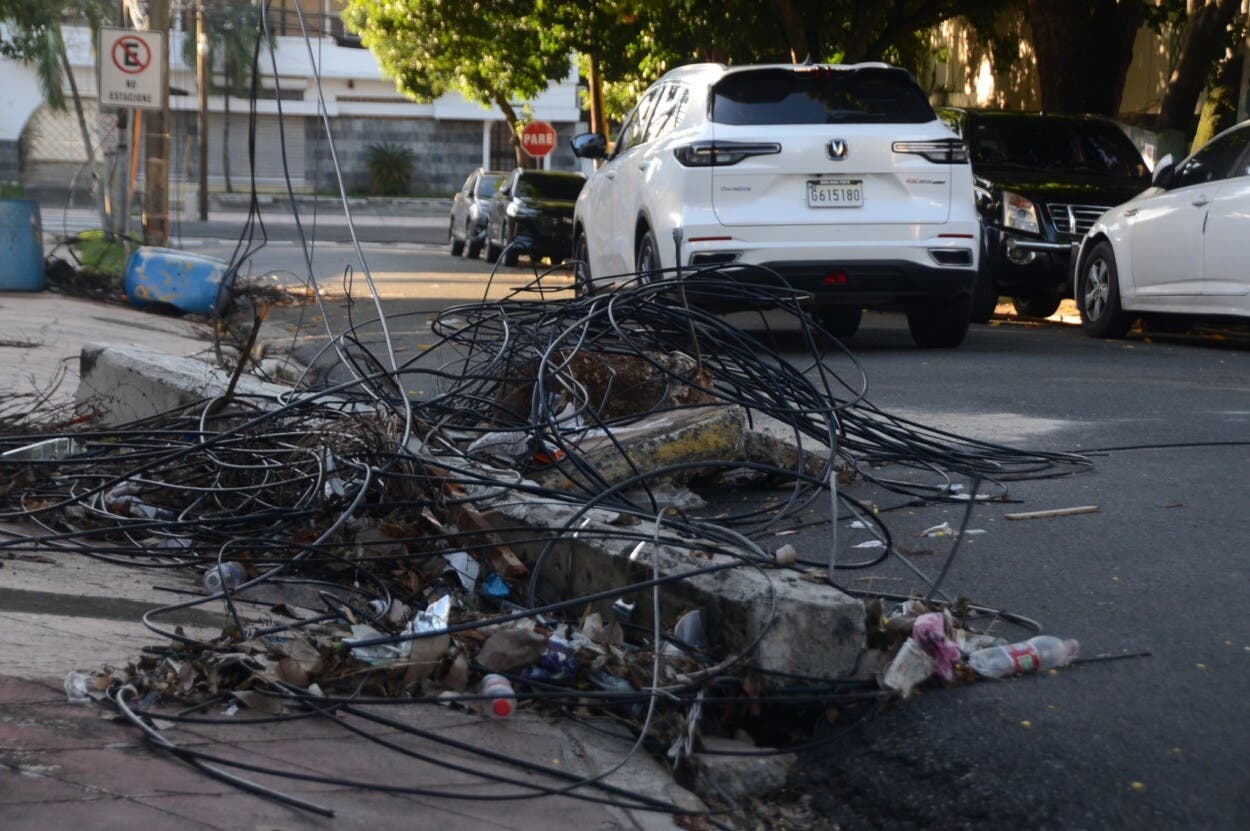 Cables en calles de Gascue amenazan vida peatones