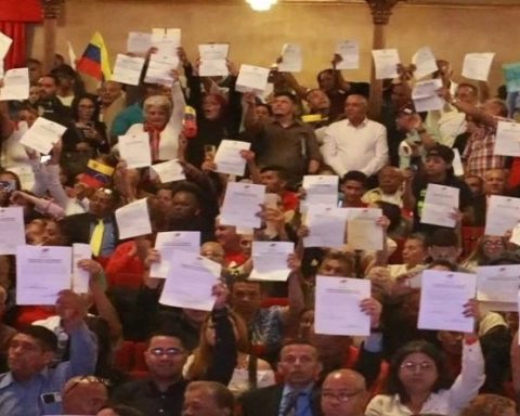 Caracas proclama mil 794 jueces y juezas de paz comunal