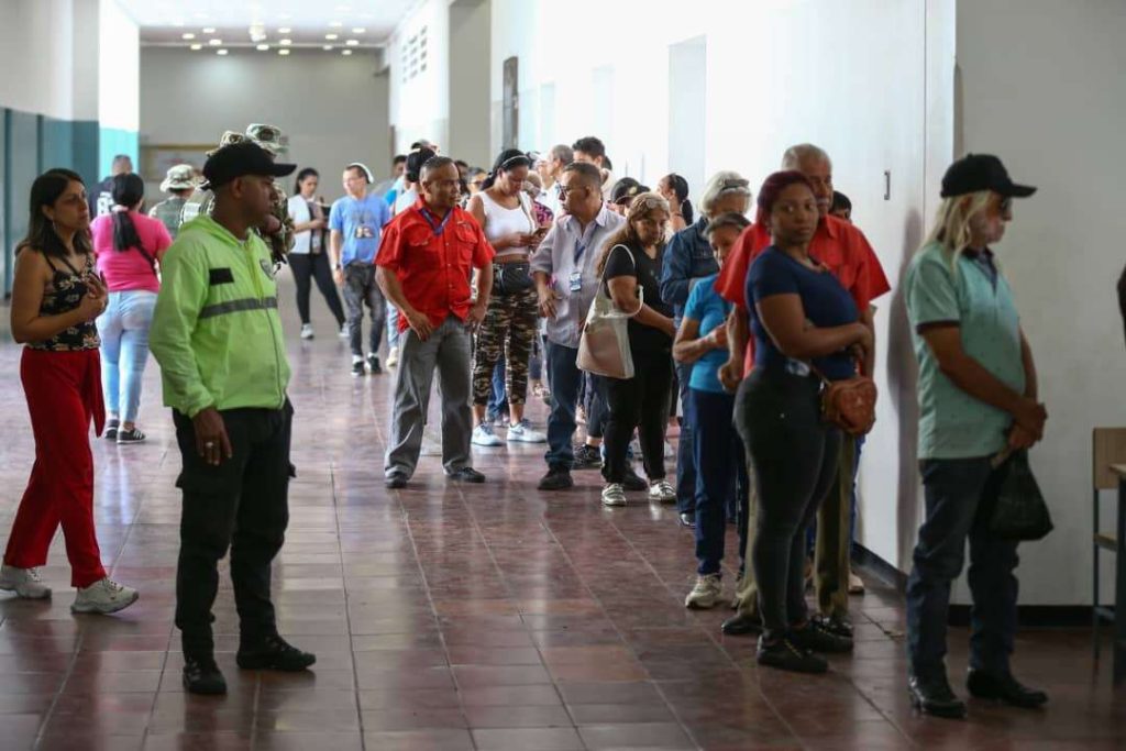 Caracas residents took to the streets to elect their justices of the peace