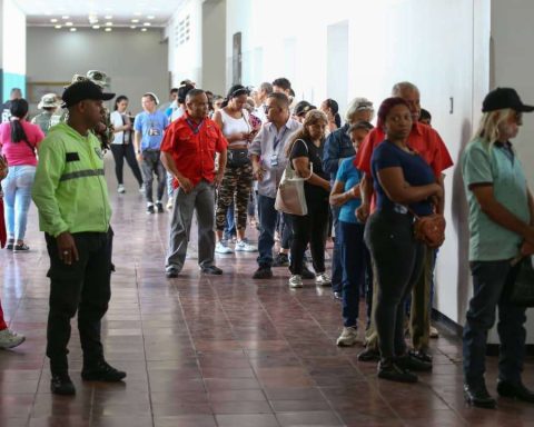 Caracas residents took to the streets to elect their justices of the peace