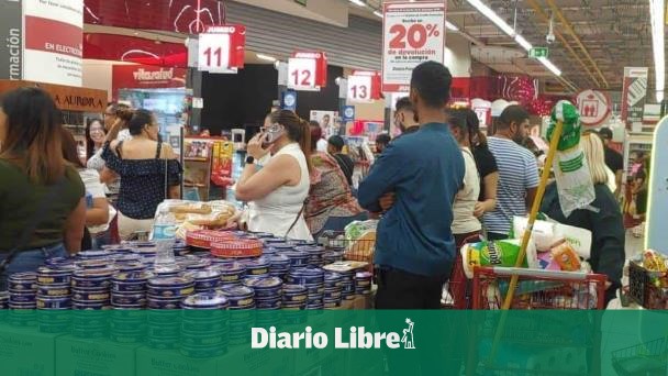 Citizens fill supermarkets for Christmas Eve dinner