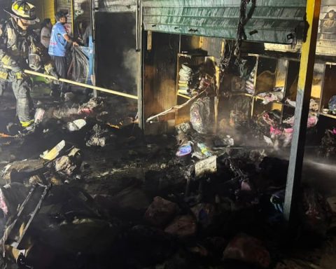 Code 2 fire in Cercado de Lima: Firefighters controlled the fire in the backpack shopping emporium