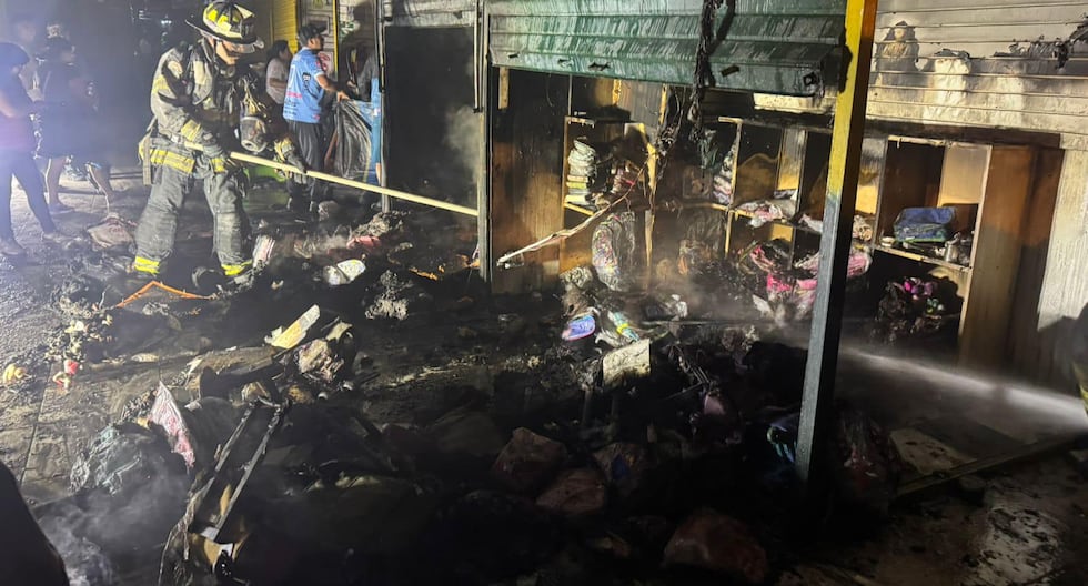 Code 2 fire in Cercado de Lima: Firefighters controlled the fire in the backpack shopping emporium