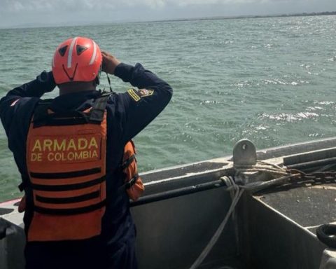 Colombian Navy intensifies search for shipwrecked vessel in the Pacific