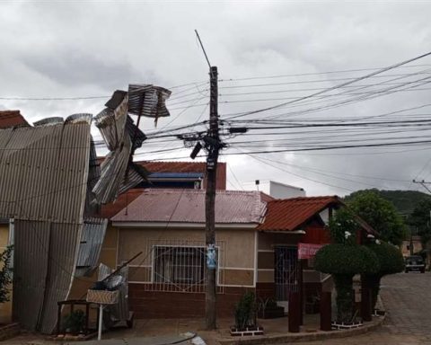 Considerable material damage reported due to strong winds and rains in Camiri