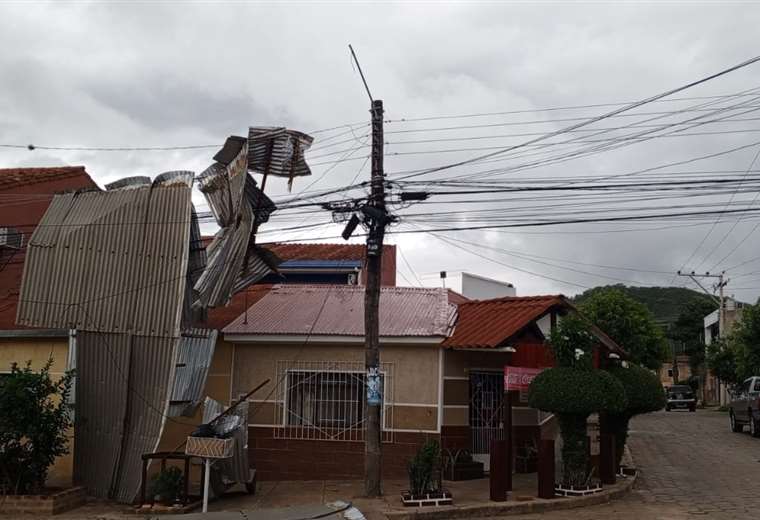 Considerable material damage reported due to strong winds and rains in Camiri