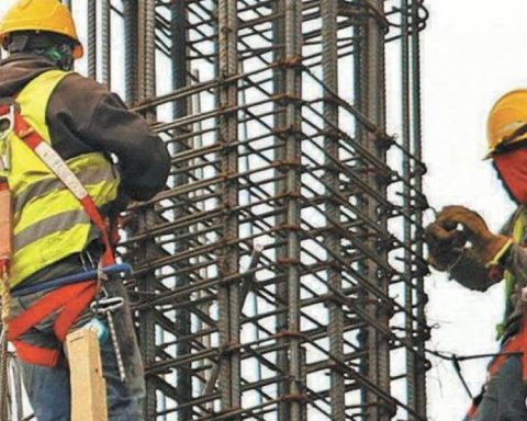 Construction sees three months of declines in formal employment