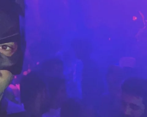 Sandro Castro durante una fiesta de Halloween en el EFE Bar, La Habana, Cuba