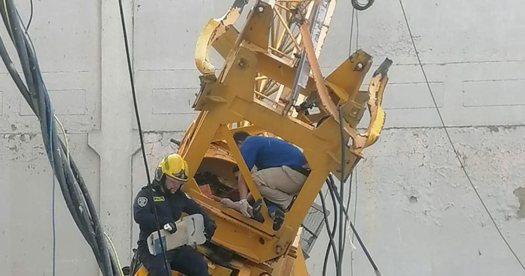 Crane collapse in the middle of construction leaves 3 people injured in Cartagena