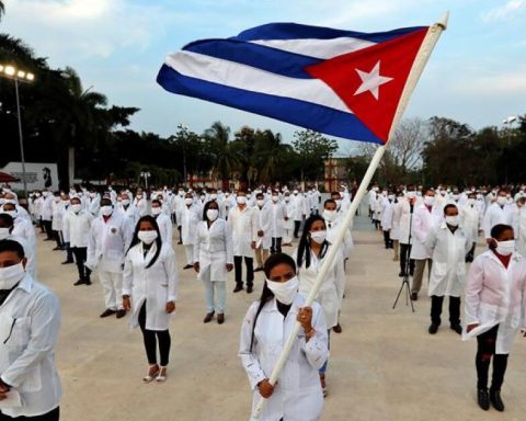 Cuban doctors, the expensive option of the 4T due to the deficit of health personnel