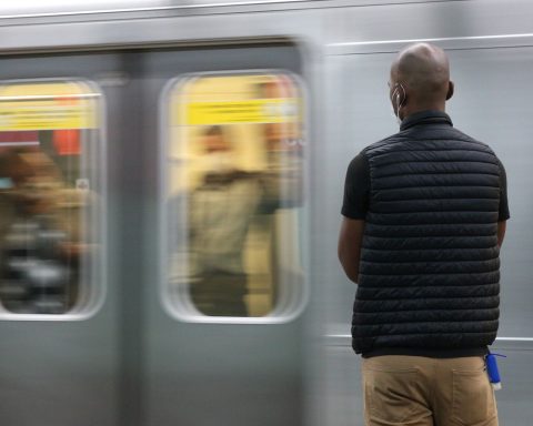 Derailment closes Coral and Safira lines in São Paulo