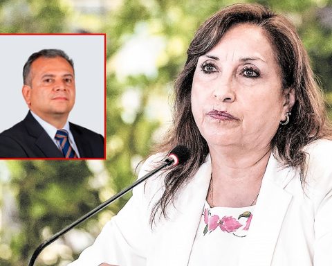 Dina Boluarte: presidential secretary Enrique Vílchez coordinated her signatures after surgery