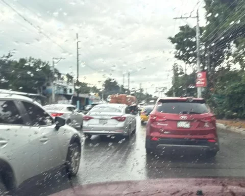 Conductores reportan fuerte tapón en la autopista Duarte