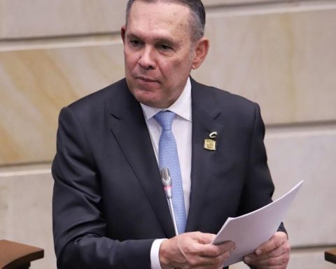 Efraín Cepeda responded after being accused of receiving gifts in exchange for favoring the Government