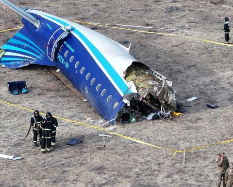 Embraer commercial plane crashes with 67 passengers in Kazakhstan