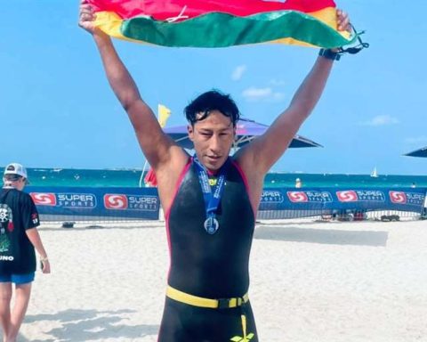 Erick Bravo won gold and Sandra Straube won silver at the Oceanman Dubai 2024 World Cup