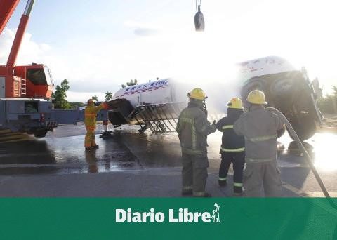 Firefighters control the overturning of a tanker with 8,000 gallons of LPG