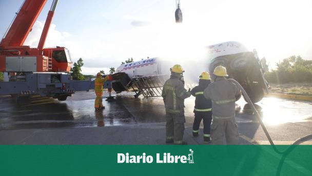 Firefighters control the overturning of a tanker with 8,000 gallons of LPG