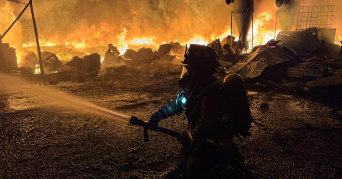 Firefighters controlled gigantic fire during Candle Night in Bogotá