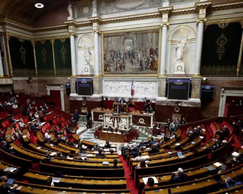 French deputies approve motion of censure that overthrows the prime minister's government