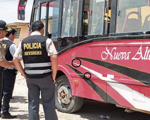 Gangsters shoot buses belonging to the Nueva Alternativa company in Piura