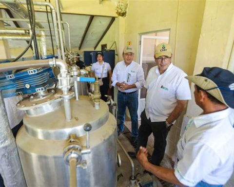 Governor in office delivers drinking water system, irrigation and new laboratory equipment to CIAT