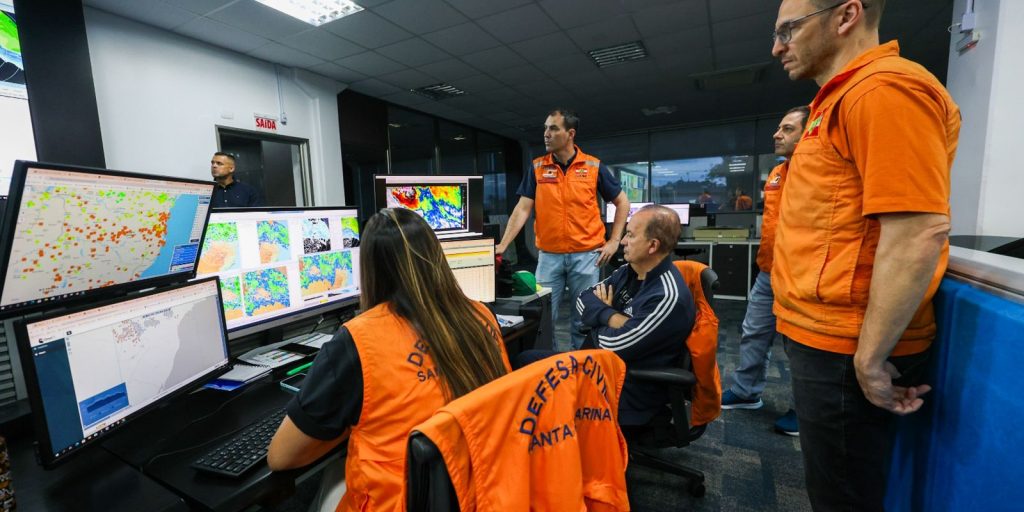 Health guides the population and monitors rainfall in Santa Catarina and Paraná