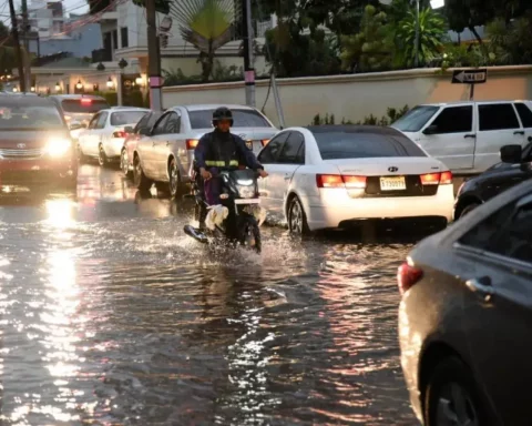 Persisten fuertes aguaceros, COE mantiene alerta en 21 provincias