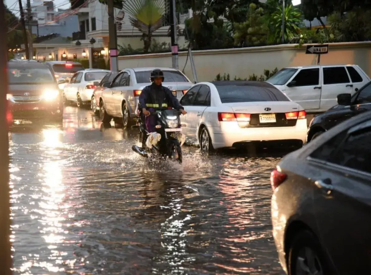 Persisten fuertes aguaceros, COE mantiene alerta en 21 provincias