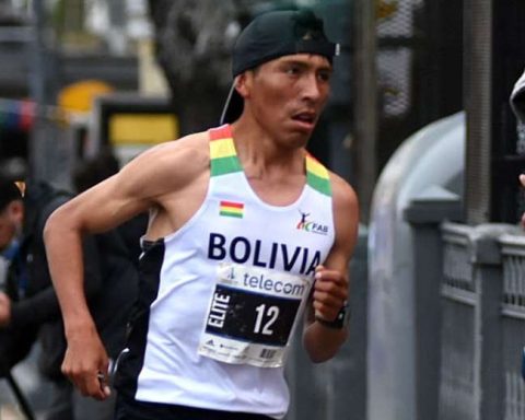 Héctor Garibay abandoned the Valencia Marathon due to injury