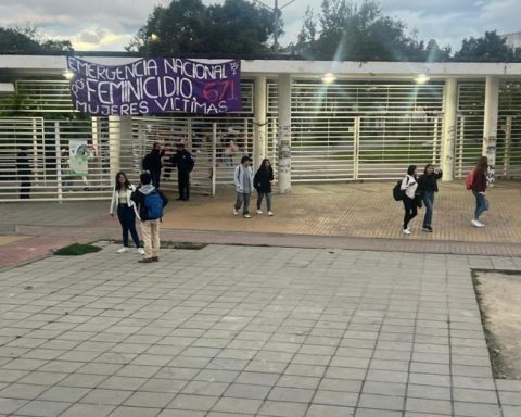 Hooded men stole videos from the cameras of the Agustín Codazzi Institute headquarters in Bogotá