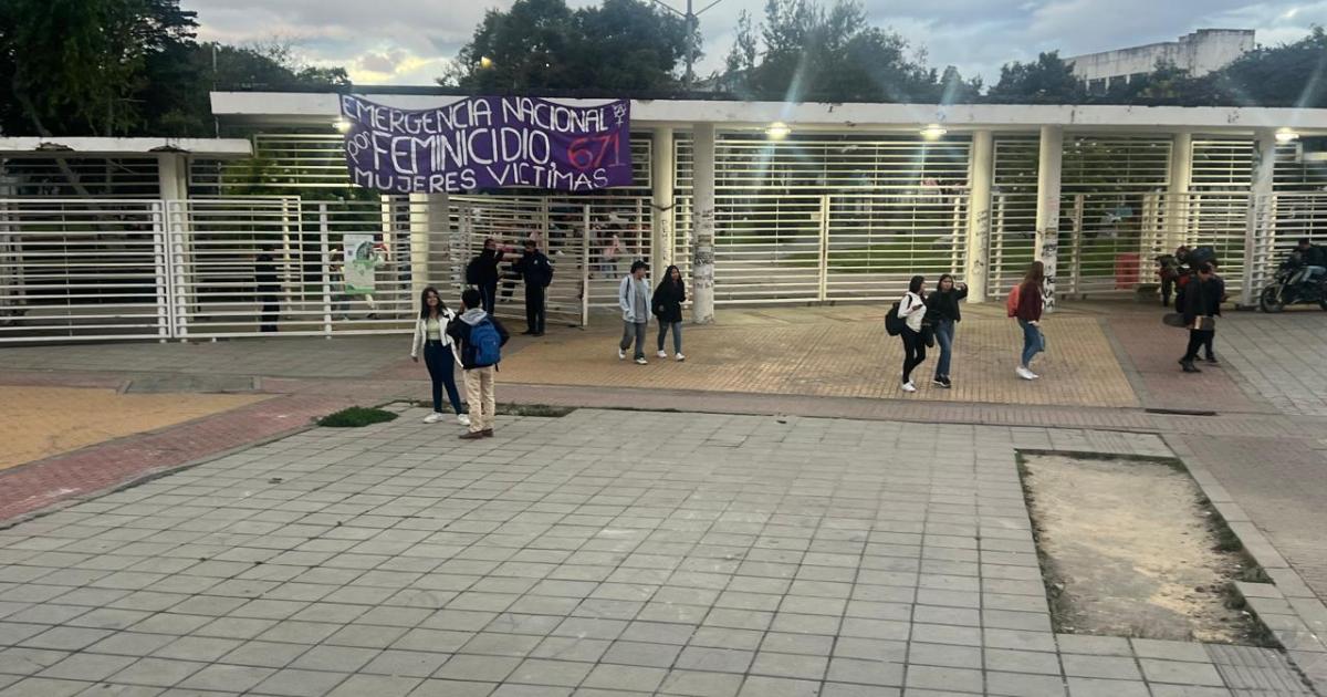 Hooded men stole videos from the cameras of the Agustín Codazzi Institute headquarters in Bogotá