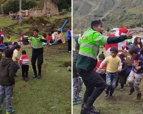 Huancavelica: Police bring toys to children and dance to the rhythm of Huaylarsh (VIDEO)