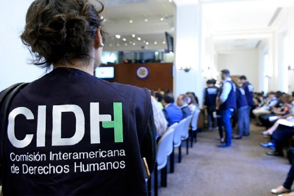 IACHR asks the government to guarantee safe passage to refugees at the Argentine embassy