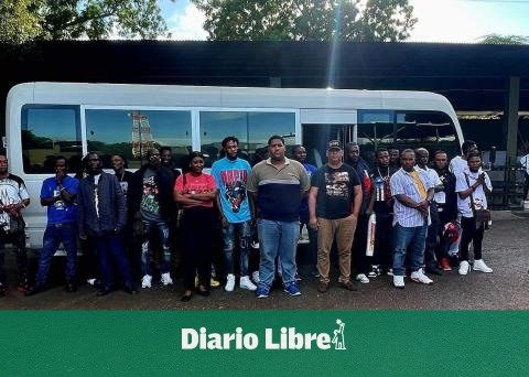 In Valverde they stop a bus with 24 undocumented Haitians