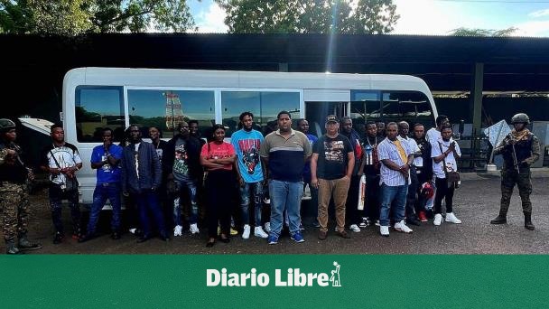 In Valverde they stop a bus with 24 undocumented Haitians