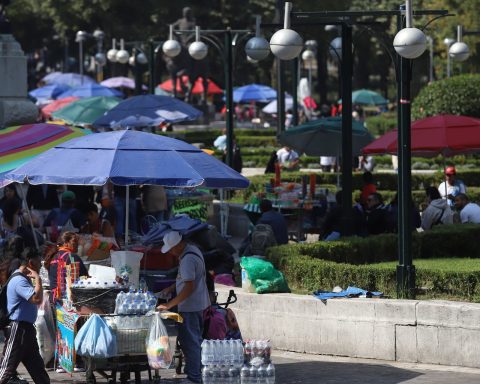 Informal commerce covers emblematic sites and prohibited areas in the center of CDMX