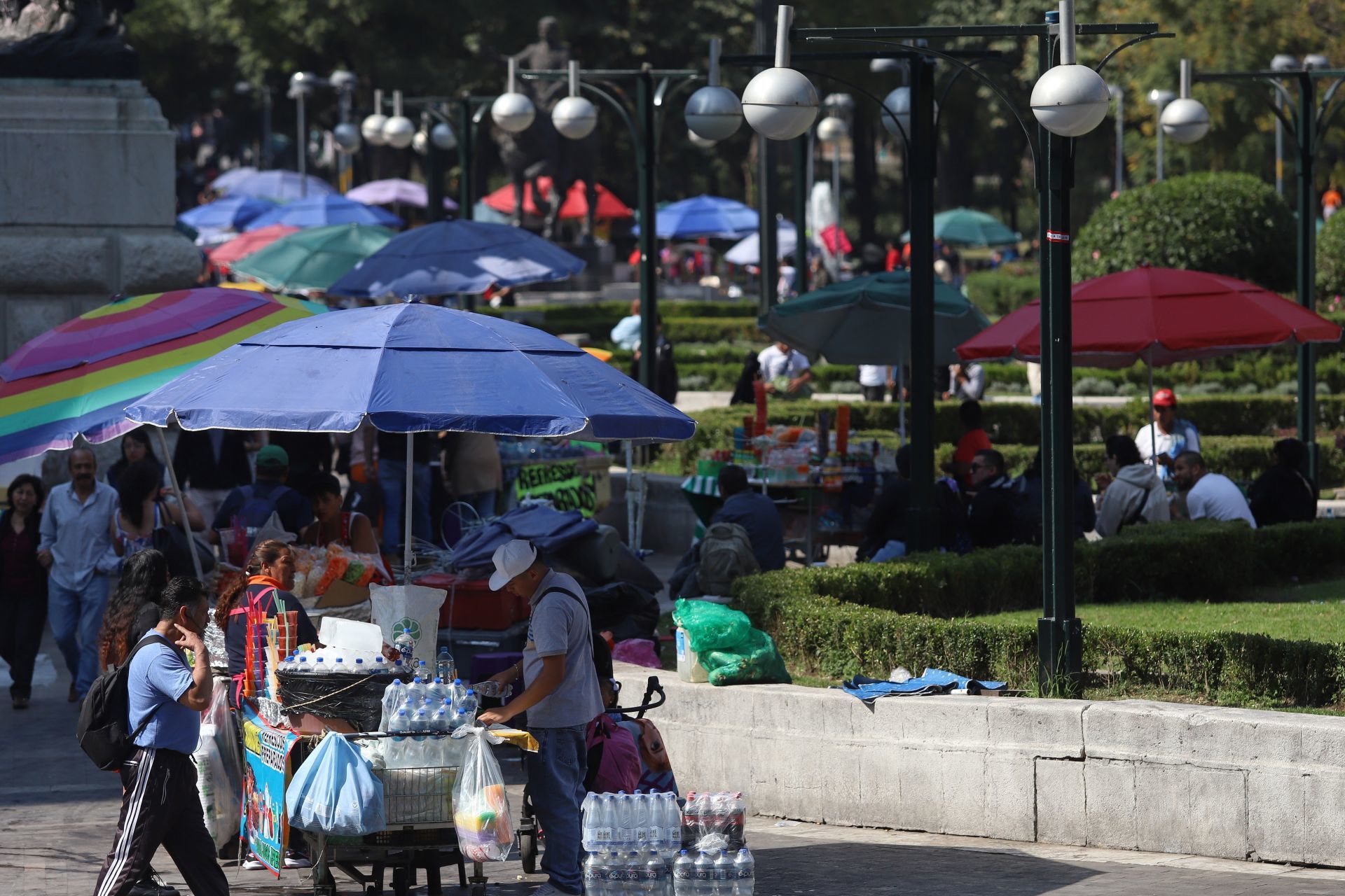 Informal commerce covers emblematic sites and prohibited areas in the center of CDMX