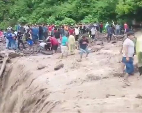 Landslides cut off traffic on the highway to Cochabamba