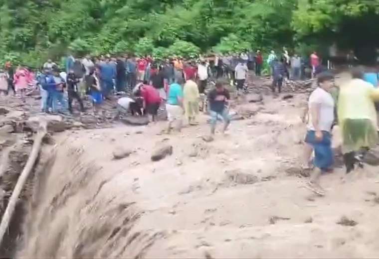 Landslides cut off traffic on the highway to Cochabamba