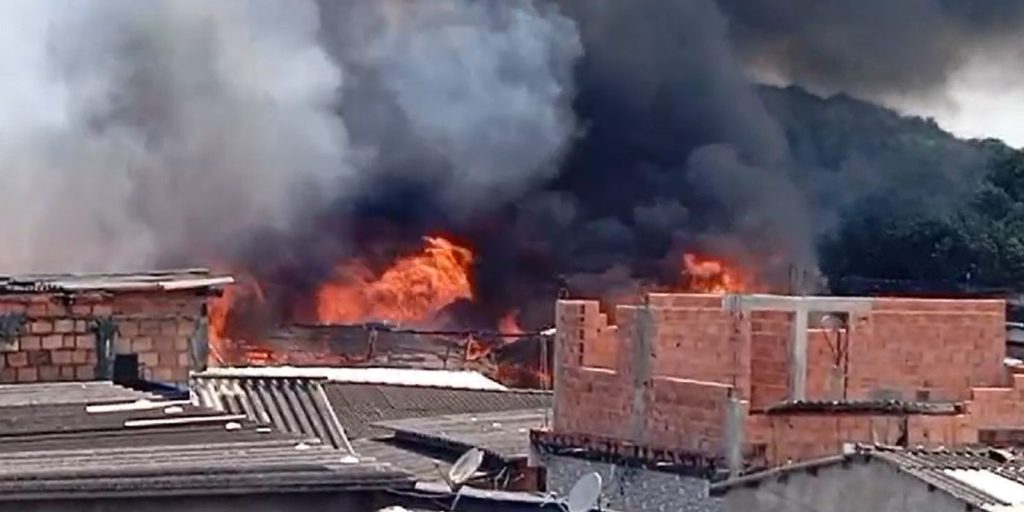 Large fire hits Vila dos Pescadores, in Cubatão