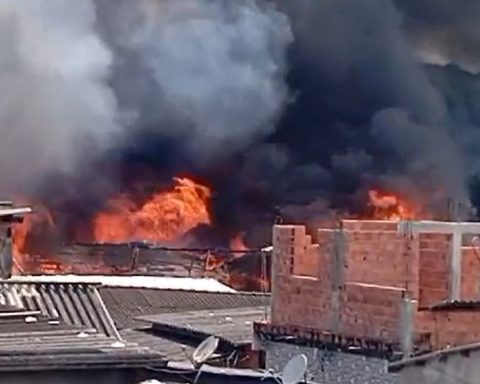 Large fire hits Vila dos Pescadores, in Cubatão