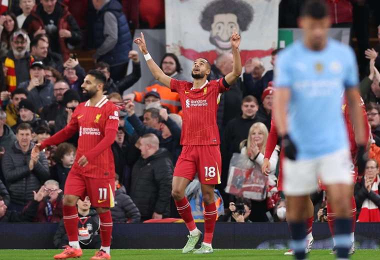 Liverpool beat Manchester City (2-0) and consolidates its position at the top of the Premier League